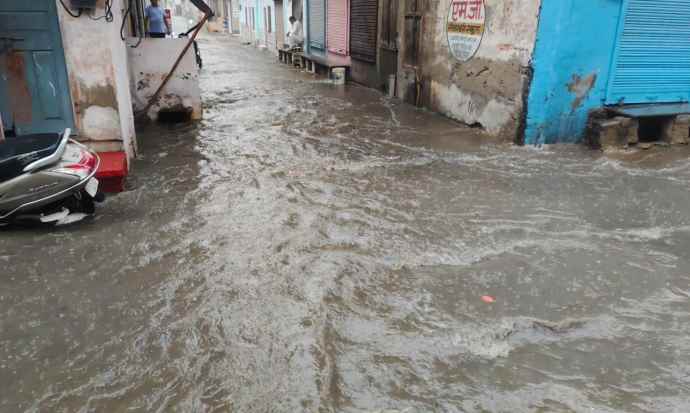 वीडियो न्यूज : नीमकाथाना में तेज हवाओ के साथ बारिश : गर्मी और उमस से लोगों को मिली राहत, सड़कों पर भरा पानी, किसानों के खिले चेहरे