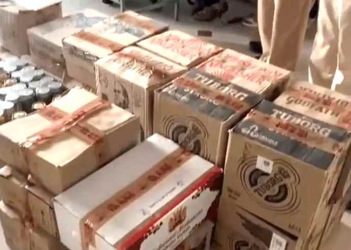 आबकारी विभाग की होटल - बार पर दबिश : जयपुर और झुंझुनूं की संयुक्त टीम ने दी दबिश, भारी मात्रा में अवैध देशी-अंग्रेजी शराब जब्त