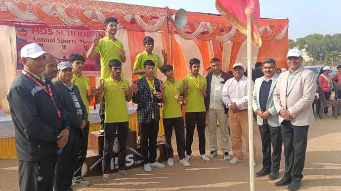 वीडियो न्यूज़ : दो दिवसीय स्कूल एनुअल स्पोर्ट्स मीट का समापन : नीमकाथाना की MDS स्कूल के तत्वाधान में आयोजित हुई मीट, बेटा मैदान में तो पिता ने बाउंड्री पर दिखाया जोश