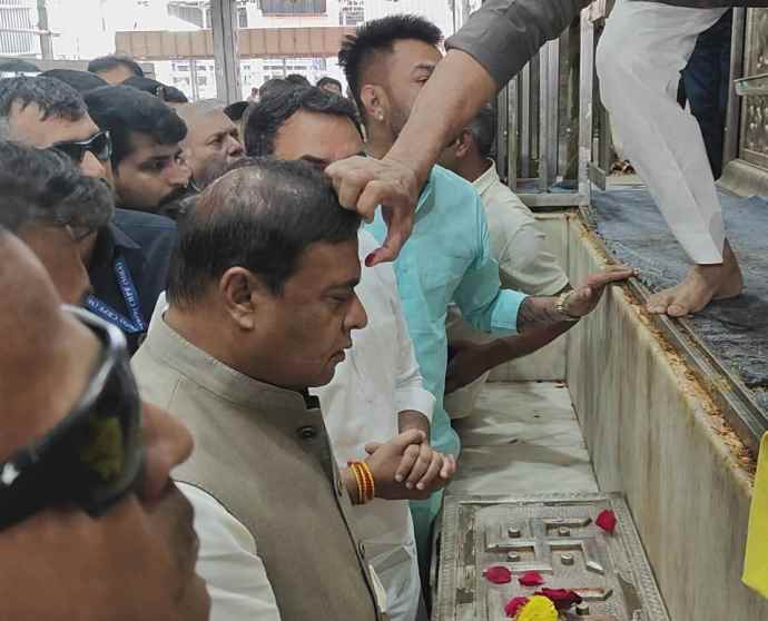 असम के सीएम हिमंता बिस्वा शर्मा पहुंचे खाटूश्यामजी : बाबा श्याम के दर्शन कर की पूजा अर्चना, हिमंता वोटिंग के बाद तीर्थ स्थलो की यात्रा कर जीत की कर रहे कामना