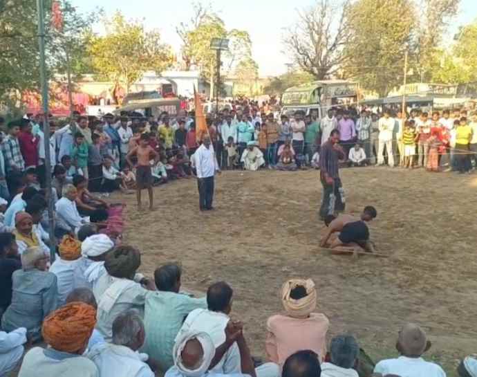 वीडियो न्यूज़ : मेले में उमड़ा आस्था का जनसैलाब : भींवादास बालाजी महाराज के मेले में आयोजित कुश्ती में पहलवानों ने आजमाए दांवपेंच