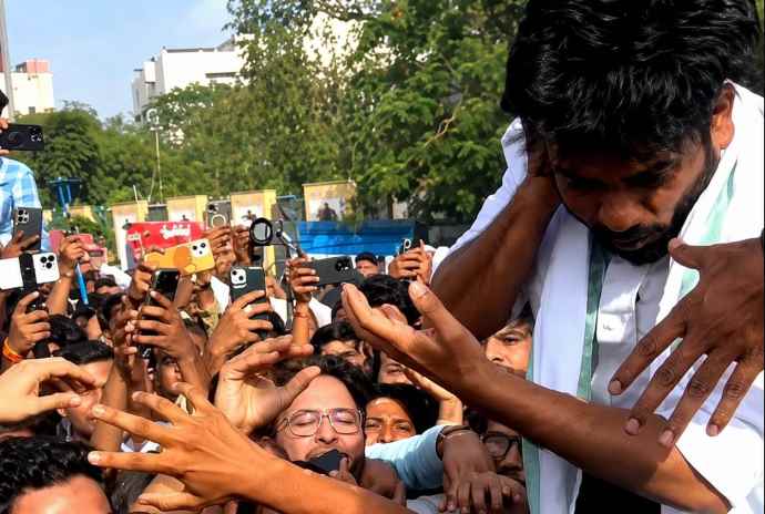 जयपुर में कॉकरोच जनता पार्टी के प्रदर्शन में मारपीट : फाउंडर अभिजीत दीपके को दो युवकों ने जड़े थप्पड़, दीपके बोले - हमे हिंदू-मुस्लिम और जातियों मे बांटा जा रहा