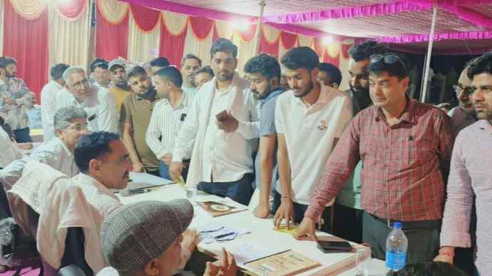 वीडियो न्यूज़ : नरसिंहपूरी ग्में आयोजित हुई रात्रि चौपाल : एडीएम ने सुनी आमजन की समस्याएं, तहसीलदार और पुलिस को सड़क किनारे से 7 दिन में अतिक्रमण हटाने के निर्देश