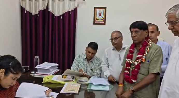 वीडियो न्यूज : नीमकाथाना नगर पालिका अध्यक्ष पद चुनाव : कांग्रेस की ओर से महेश मेगोतिया ने दाखिल किया नामांकन, विधायक मोदी सहित कांग्रेस नेता रहे मौजूद