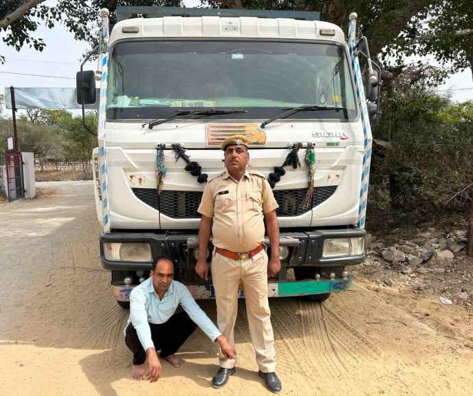 वीडियो न्यूज़ : अवैध खनन के खिलाफ डाबला पुलिस की कार्यवाही : पुलिस ने अवैध पत्थर परिवहन करते हुए बिना नम्बरी डम्फर को जब्त कर एक को किया गिरप्तार , खान और परिवहन विभाग भी कसेगा शिकंजा