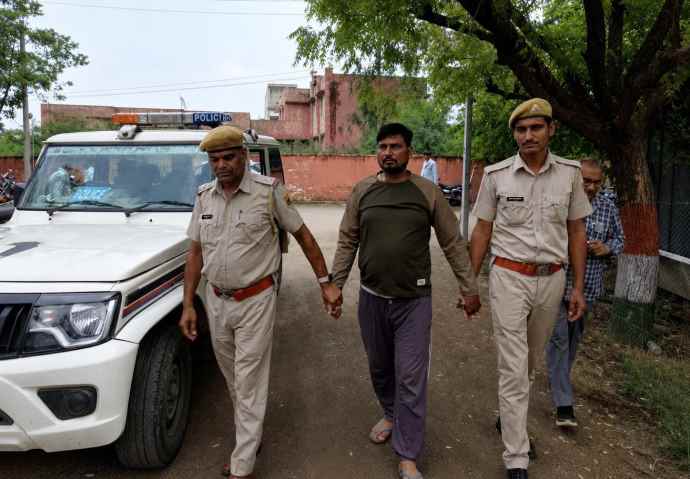 पत्नी से अफेयर के शक में भतीजे की हत्या : पुलिस ने आरोपी चाचा को किया गिरफ्तार, खून से लथपथ तड़पता छोड़कर घर जाकर सो गया चाचा