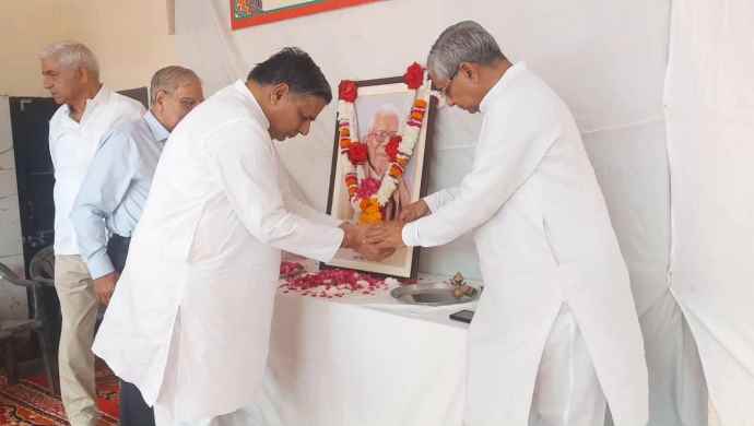 वीडियो न्यूज : नीमकाथाना में मोहन लाल मोदी की 102वीं जयंती मनाई : कार्यकर्ताओं ने पूर्व विधायक को दी श्रद्धांजलि, मोहन लाल मोदी चार बार रहे विधायक