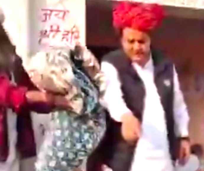 वीडियो न्यूज़ : भाजपा के पूर्व सांसद ने मुस्लिम महिलाओं से कंबल वापस लिए : जौनपुरिया का वीडियो हुआ वायरल , कहा - हट जा एक तरफ, कांग्रेस बोली - कंबल जैसी छोटी वस्तु के लिए भाजपा की ओछी मानसिकता