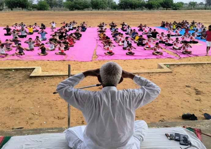 कोलीड़ा में योग दिवस पर योगाभ्यास : योग शिक्षक केशर देव ने कराया सैकड़ो लोगो को योग, योग से सर्वांगीण विकास संभव - केशर