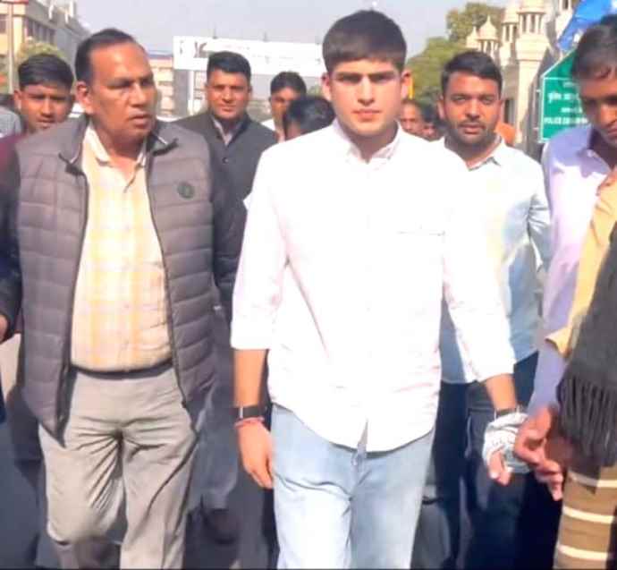 वीडियो न्यूज़ : पायलट पहली बार बेटे को लेकर प्रदर्शन में पहुंचे : 'अरावली बचाओ-भविष्य बचाओ' मार्च में हुए शामिल बोले - ये चार इंजन वाली सरकार है, इसके चारों इंजन दौड़ रहे