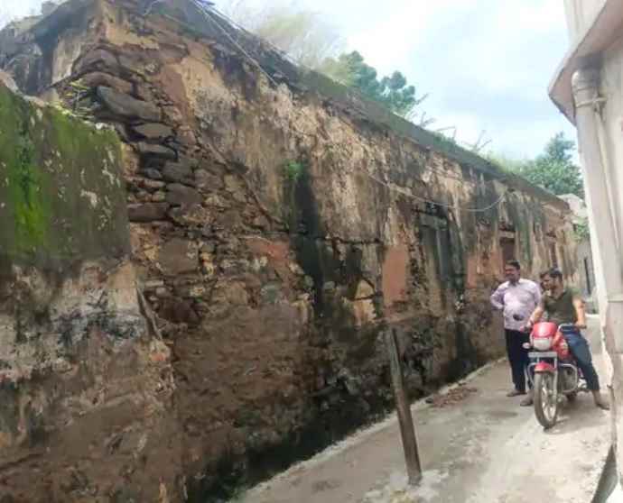 स्कूल की दीवार क्षतिग्रस्त, पलस्तर गिरा : शिक्षा विभाग को अवगत कराने के बावजूद कार्रवाई नही, हादसा होने का भी अंदेशा, मरम्मत की मांग