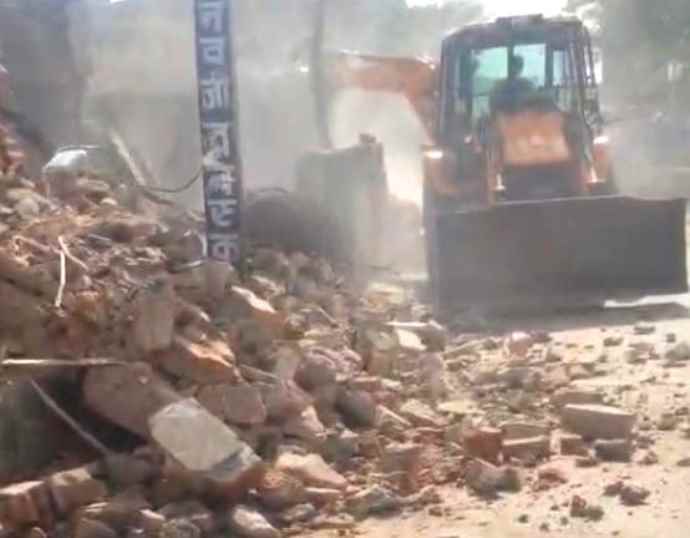 वीडियो न्यूज़ : अतिक्रमण पर दूसरे दिन भी चला पीला पंजा : नीमकाथाना के गावड़ी में प्रशासन ने दो मंजिला मकान को किया ध्वस्त, पुलिस बल रहा मौजूद