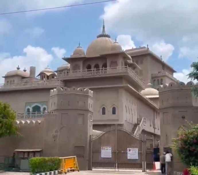 जयपुर में रायपुर ईडी टीम की रेड :  ईडी की टीम ने 5 - स्टार होटल पर दबिश देकर छापेमारी की , महादेव बेटिंग ऐप से जुड़े संदिग्ध शादी में आने की सूचना