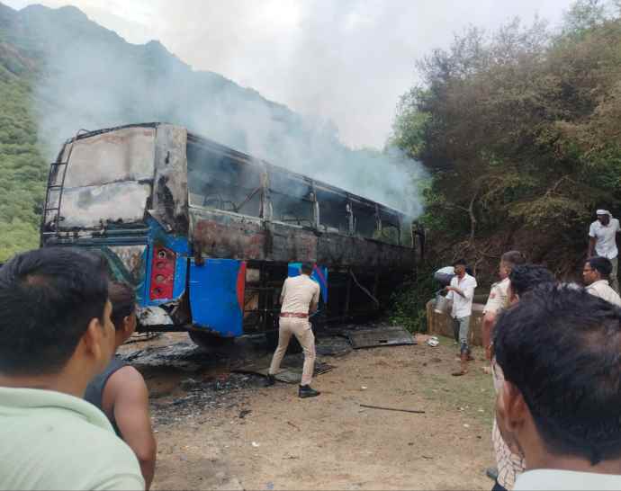 उदयपुरवाटी में बेकाबू बस ट्रांसफार्मर में भिड़ी, आग लगी : धार्मिक कार्यक्रम के बाद मनसा माता मंदिर​​​​​​​ से वापस लौट रहे थे, हादसे में एक की मौत, 21 घायल