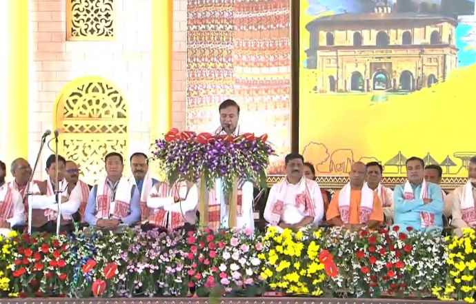 हिमंता दूसरी बार बने असम के मुख्यमंत्री : गवर्नर लक्ष्मण आचार्य ने हिमंता को पद और गोपनियता की दिलाई शपथ, हिमंता के अलावा 4 विधायकों ने ली मंत्री पद की शपथ