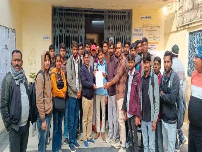 वीडियो न्यूज़ : कॉलेज एग्जाम समय संशोधन की मांग :  SFI कार्यकर्ताओं और स्टूडेंट्स ने SNKP कॉलेज प्राचार्य को सौंपा ज्ञापन, कहा - कड़ाके की ठंड में कैसे आए ?