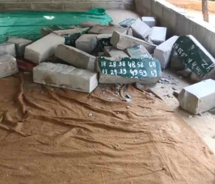 स्कूल में पांच साल की मासूम पर गिरी दीवार : सीमेंट की ईंटों से बांस-बल्लियों के सहारे बनाया था कमरा, ग्रामीणों में आक्रोश, स्कूल संचालक फरार