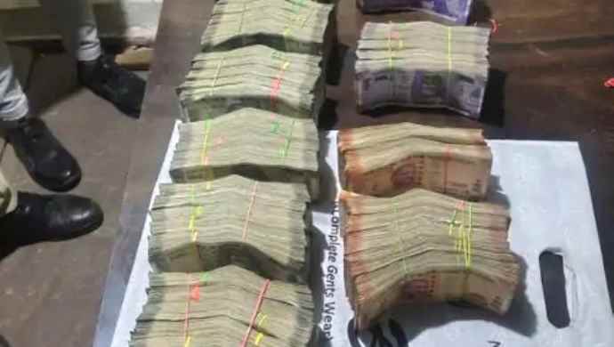 सीकर कोतवाली थाना पुलिस की बड़ी कार्रवाई : नाकाबंदी के दौरान पकड़े हवाला के 19 लाख रुपए, पुलिस ने दो युवको को किया डिटेन;  इनकम टैक्स डिपार्टमेंट करेंगा जांच