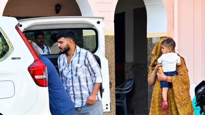 वीडियो न्यूज : नीमकाथाना में प्रत्याशियों की बाड़ेबंदी :  कांग्रेस प्रत्याशी विधायक आवास से अलग अलग गाड़ियों से रवाना, देर रात को भाजपा ने भी की थी बाड़ेबंदी