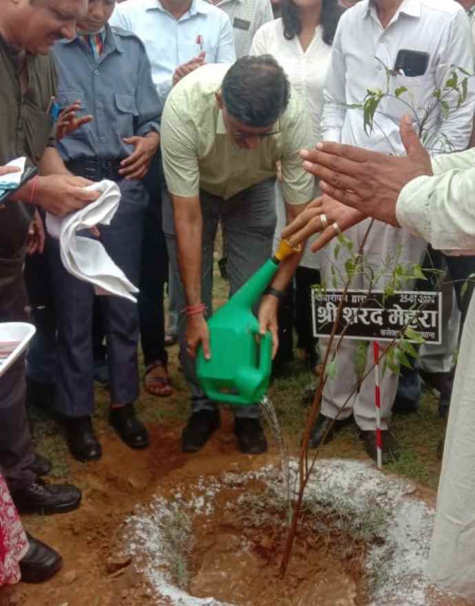 प्रत्येक बच्चे को पांच पेड़ लगाने का लक्ष्य : नीमकाथाना जिला कलक्टर ने विशाल वृक्षारोपण कार्यक्रम का पेड़ लगाकर किया शुभारम्भ