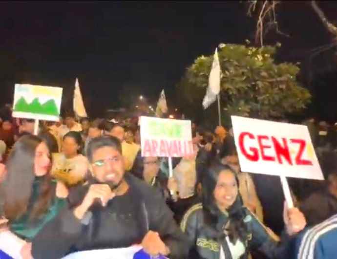 वीडियो न्यूज़ : अरावली को बचाने के लिए सड़कों पर उतरे GEN -Z : युवाओं ने निकाला विशाल मशाल जुलूस, कहा - अरावली नहीं तो कुछ भी नहीं, स्वच्छ हवा में सांस लेना भी मुश्किल होगा