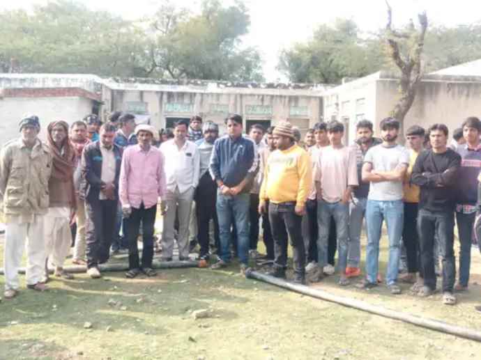 खेतड़ी में आबादी में घुसा लेपर्ड, युवक पर किया हमला : लेपर्ड के हमले में दो युवक घायल, वन विभाग के खिलाफ ग्रामीणों का फूटा आक्रोश,  मुआवजे की मांग