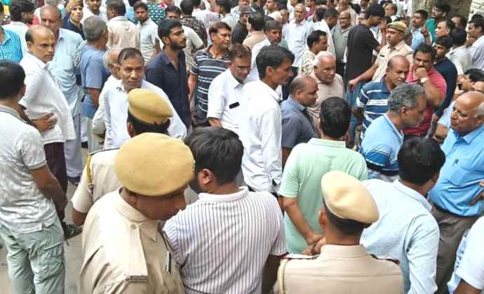 निर्दलीय प्रत्याशी का पति गिरफ्तार, मचा हड़कंप : एसडीएम ऑफिस और थाने के बाहर जुटे सैकड़ों लोग, विरोध में बंद हुआ बाजार; लोगों ने की नारेबाजी
