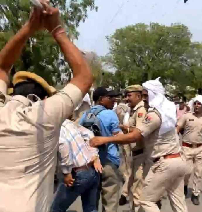 वीडियो लाइव : झुंझुनूं में पुलिस -प्रदर्शनकारियों में झड़प : भीड़ ने कलेक्ट्रेट में घुसने की कोशिश की , पुलिस में किया लाठीचार्ज, पूर्व मंत्री ने की न्यायिक जांच की मांग