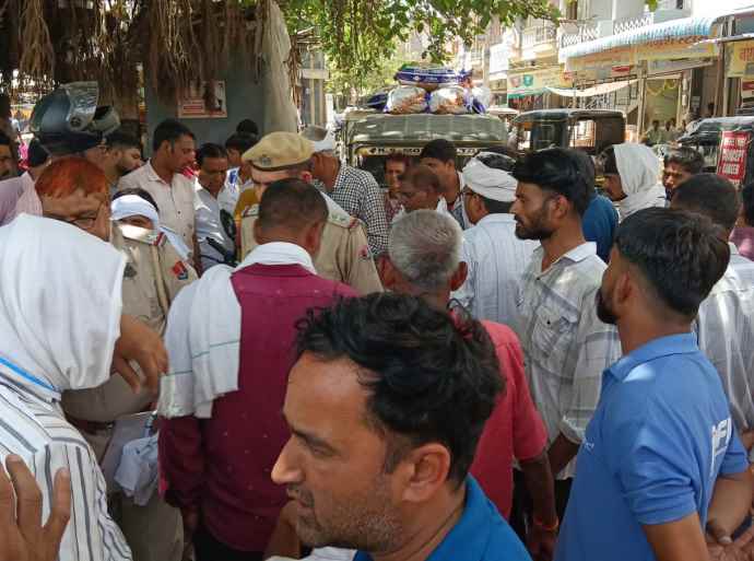 वीडियो न्यूज़ : नीमकाथाना में चोरी की बड़ी वारदात : रुपए भरा बैग हुआ चोरी, सास की पेंशन निकालकर ला रही थी बहू, रामलीला मैदान में बाइक दिखाते समय हुए चोरी