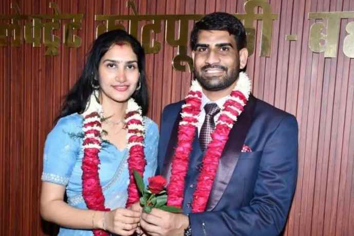 संविधान दिवस पर अनौखी शादी सम्पन्न : कलेक्ट्रेट में न्यायिक अधिकारियों ने बिना दहेज, बिना फिजूलखर्ची और संविधान को साक्षी मानकर किया विवाद, दिया सन्देश