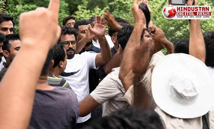 वीडियो लाइव : जयपुर में सीजेपी टीम को दौड़ा दौड़ा कर पीटा : बीजेपी कार्यकर्ताओं पर मारपीट का आरोप, सीजेपी का 24 घंटे का अल्टीमेटम, कहा - आरोपियों को गिरफ्तार करे