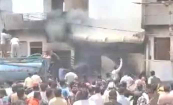 वीडियो न्यूज : जयपुर मे पटाखा फैक्ट्री में भीषण आग : 3 की मौत, 5 लोग झुलसे, एसएमएस अस्पताल में करवाया भर्ती, बचाव कार्य जारी