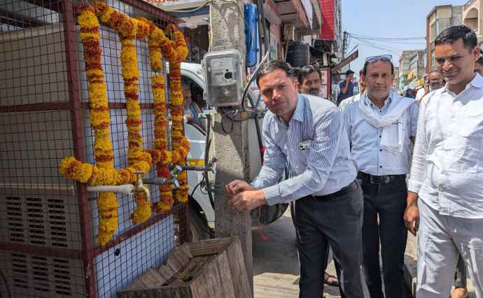 नीमकाथाना में वाटर कूलर का उद्घाटन : नगरपालिका के ईओ रणजीत सिंह ने फीता काटकर किया उद्घाटन, गर्मी में लोगों को ठंडा पेयजल उपलब्ध हो सकेगा