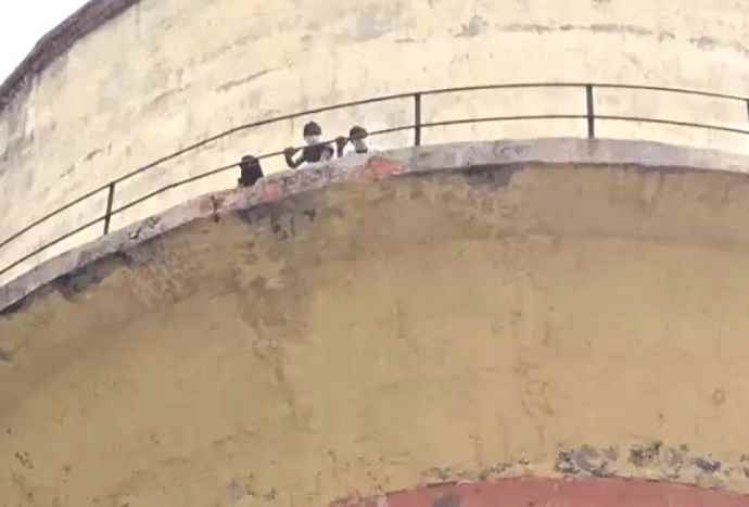 पुलिस से नाराज तीन महिलाएं चढ़ी पानी की टंकी पर : मारपीट करने वाले पड़ोसियों को  गिरफ्तार करने की मांग, ढाई घंटे बाद पुलिस की समझाइश से महिलाएं नीचे आई