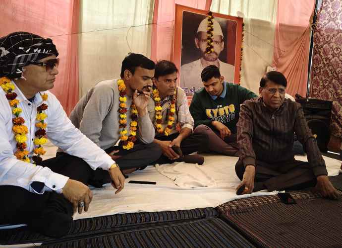 वीडियो न्यूज़ : नीमकाथाना जिला निरस्त पर आक्रोश : कलेक्ट्रेट के सामने टेडी बियर भी बैठा धरने पर , लोगो ने कहा - हमें कोर्ट पर विश्वास है , होगी जीत
