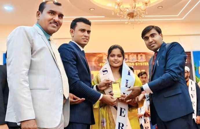 समाजसेविका अंजली पारीक सम्मानित : एडब्ल्यूपीएल ग्रुप ने "अंजली पारीक" को किया सिल्वर एचीवर अवार्ड से सम्मानित