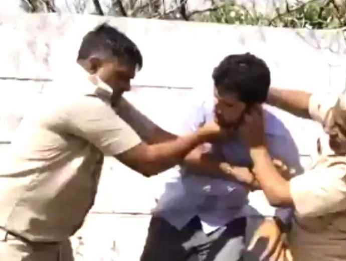 जयपुर में RTO इंस्पेक्टर की गुंडागर्दी : आरटीओ इंस्पेक्टर और गार्ड ने मिलकर ट्रक ड्राइवर की बेरहमी से की पिटाई, वीडियो हुआ वायरल