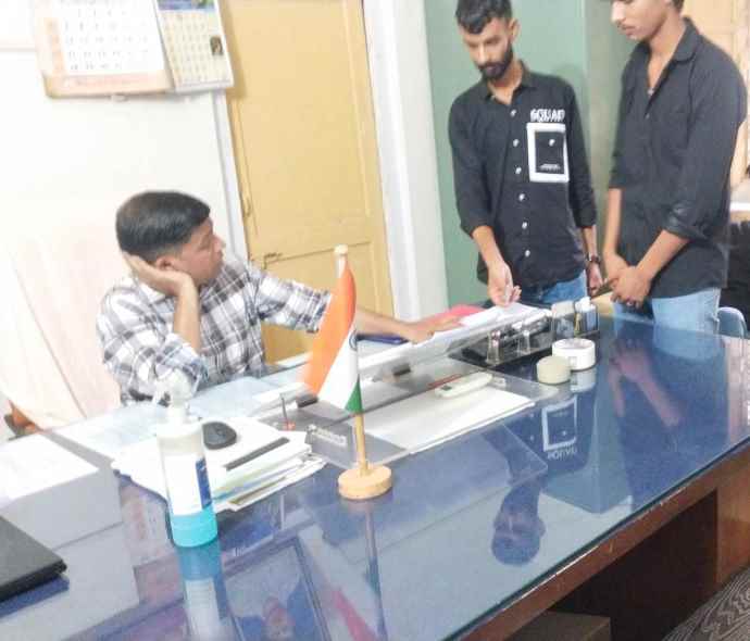 वीडियो न्यूज़ :  SNKP कॉलेज में स्टूडेट्स से दुर्व्यवहार का आरोप : कहा - पानी टपकने का वीडियो बनाने पर फोन छिना, कॉलेज प्रिंसिपल को सौंपा ज्ञापन