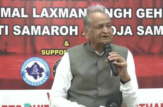 वीडियो न्यूज : गहलोत बोले - कोर्ट के आदेश पर करवाने पड़ रहे : निकाय और पंचायत चुनाव को लेकर गहलोत का बड़ा आरोप, कहा - एसपी -कलेक्टर को जिम्मेदारी दी जा रही कि भाजपा को चुनाव जिताओ