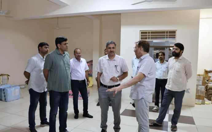 कुलगुरु ने किया प्रशासनिक भवन में कार्यालयों का अवलोकन : कुलगुरु प्रो. सिंह ने जानी शेखावाटी विवि की प्रशासनिक और परीक्षा व्यवस्था; अधिकारियों-कर्मचारियों से किया संवाद