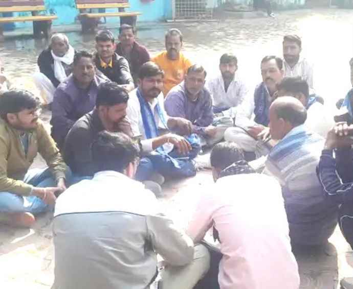 भिंड में छात्रा की मौत मामला : नाराज परिजन बैठे धरने पर, हत्या का लगाया आरोप, निष्पक्ष जाँच की मांग