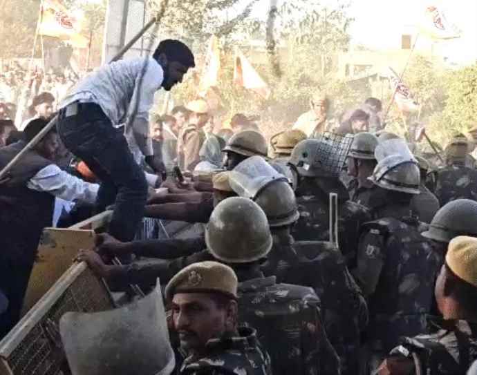 वीडियो लाइव : राजस्थान में किसानों - पुलिस की झड़प, जमकर बवाल  : किसानों ने गाड़ियों में लगाई आग, लाठीचार्ज में कांग्रेस विधायक हुए घायल, इंटरनेट सेवा, स्कूल और दुकानें बंद