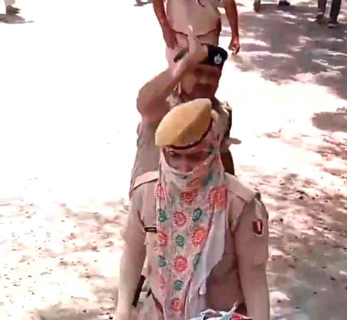 Video : डीएसपी ने महिला पुलिसकर्मी की पीठ पर मारा : डीएसपी ने जोर से मारकर कहा- चलो, पुलिसकर्मी का ध्यान दूसरी तरफ था, आईटी एक्ट में केस दर्ज