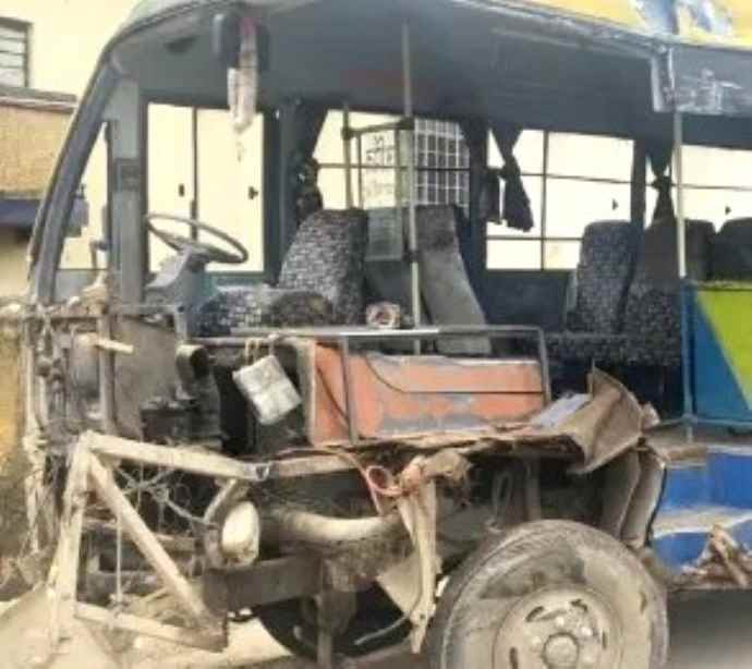 स्कूल बस और स्लीपर कोच में टक्कर : हादसे में 10 साल के छात्र की मौत, ओवरटेक करने की कोशिश में हुआ हादसा, परिजनों का बुरा हाल