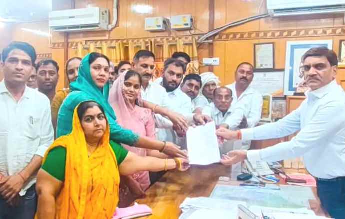 सिंघाना ईओ की कार्यशैली पर गंभीर आरोप : पालिकाध्यक्ष और पार्षदों ने कलेक्टर सौंपा ज्ञापन, मनमाने टेंडर और सफाई में लापरवाही सहित कई आरोप