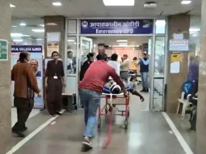 भीलवाड़ा में भीषण हादसा : पुलिया से गिरी कार, हादसे में 2 की मौत, चार लोग घायल, एक बच्चे की बची जान