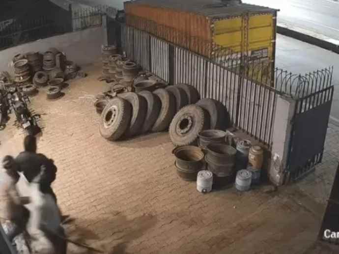 फ़िल्मी अंदाज में ट्रांसपोर्ट व्यापारी का अपहरण :बदमाशों ने ऑफिस में घुसकर की तोड़फोड़ की, व्यापारी बावल के पास से सुरक्षित बरामद, बदमाश फरार