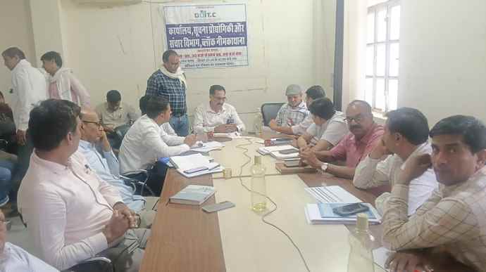 वीडियो न्यूज़ : नीमकाथाना में सड़क चौडीकरण मामला : नीमकाथाना में सिरोही नदी तिराहे से खेतड़ी मोड तक अतिक्रमण हटाने की मांग; एसडीएम को सौंपा ज्ञापन