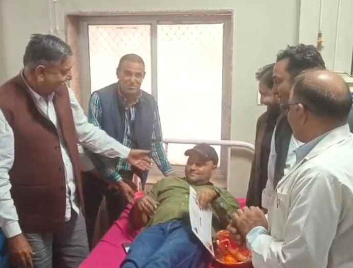 वीडियो न्यूज़ : नीमकाथाना जिला अस्पताल में रक्तदान शिविर : राजस्थान सरकार के 2 वर्ष पूरे होने आरोग्य शिविर का आयोजन, बाजोर ने डॉक्टर्स से की अपील