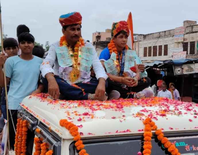 वीडियो न्यूज़ : नीमकाथाना में इंटरनेशनल कांस्य पदक विजेता का स्वागत : इंटरनेशनल कांस्य पदक विजेता कोमल वर्मा का विजजी जुलूस निकाल कर किया सम्मान, अब ओलम्पिक लक्ष्य